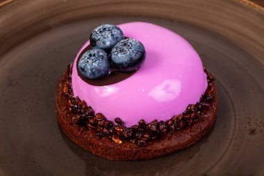 Böğürtlenli ve kremalı kek