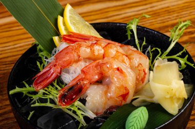 Soğuk Karides sashimi zencefil ve wasabi ile