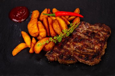 Kızarmış patates ve ızgara biftek.