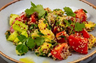 Avokado, sebze ve quinoa salata