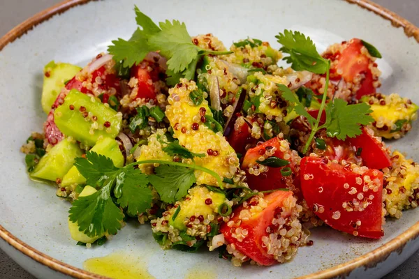 Avokado, sebze ve quinoa salata