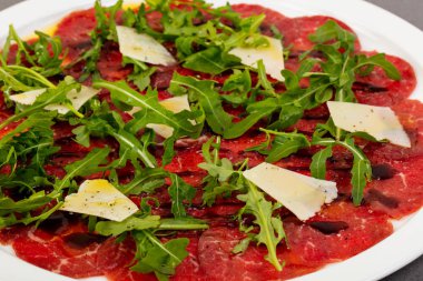 Carpaccio sığır eti ve parmesan ile