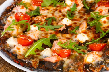 Somonlu pizza ve roka peynirli mozzarella.