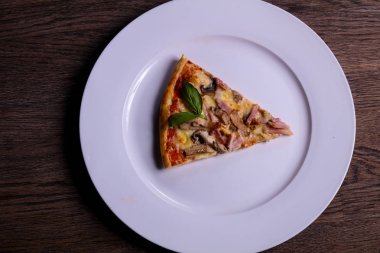 Jambon ve mantar peynirli pizza