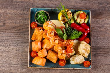 Balık ve Karides tabağı ızgara sebze devam eder.