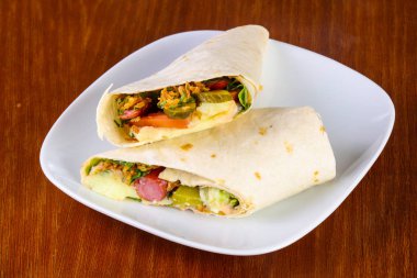 Tortilia saucage ve salatalık ile