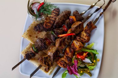Barbekü et ve sebze tabağı.