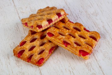 Reçelli enfes poğaçalı börek.