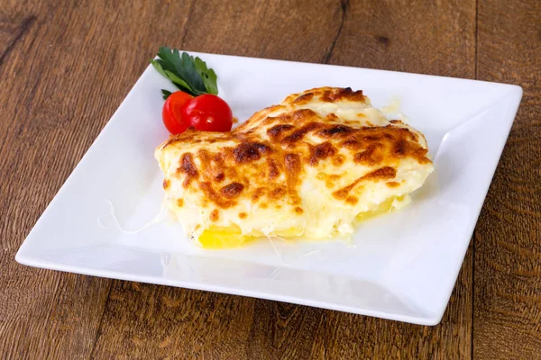 Potato Graten Cheese Served Tomato — Stock Photo, Image