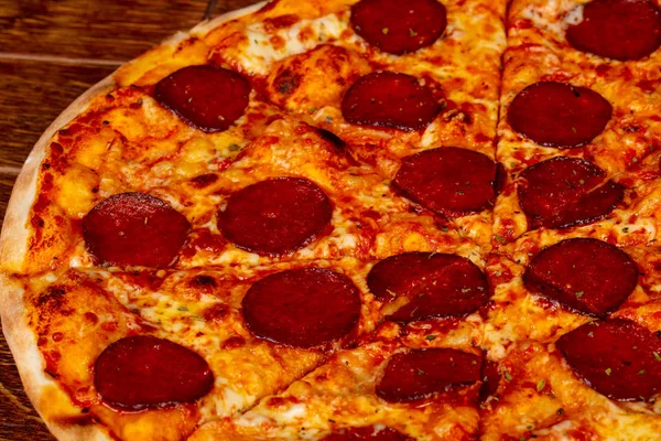Пицца Итальянская Пепперони Над Деревянным Бэкгорондом — стоковое фото