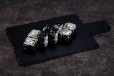 Yengeç eti ile Japon rulo