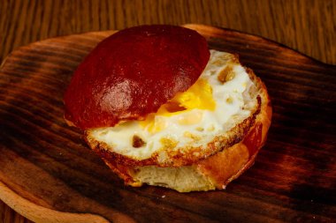 Ev yapımı lezzetli burger peynirli