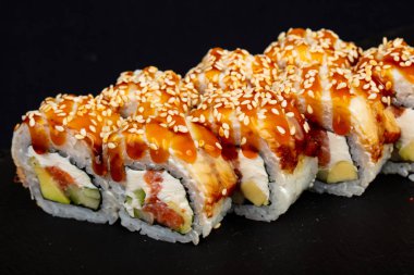 Yılan balığı ile Japon soğuk rulo