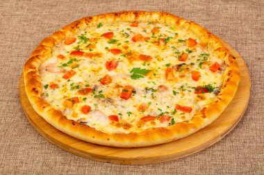 Deniz ürünleri pizza domates ve peynir ile