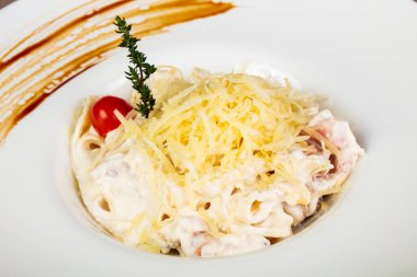 İtalyan makarna Carbonara pastırma ile