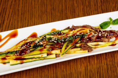 Sığır eti ve salatalık salatası sesam tohum hizmet