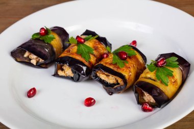 Peynir ile doldurulmuş patlıcan rulo