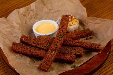 Sarımsak croutons sos ve kekik ile