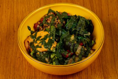 Mercimek ve pesto salatası