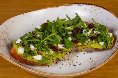 Avokado, peynir ve kuru domates Bruschetta