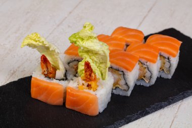 Japon soğuk rulo somon ile