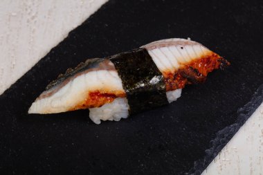 Yılan balığı ile geleneksel Japon Suşi