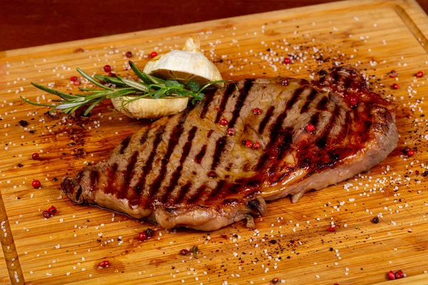 Hovězí Striploin Steak Rozmarýnem — Stock fotografie