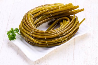 Kabın içinde turşu ramsons yığın