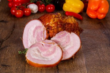 Domuz eti ahşap arka plan üzerinde füme