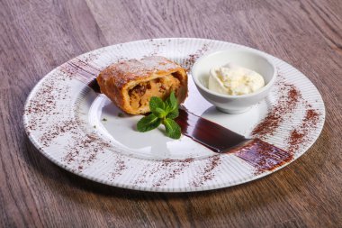 Nane yaprakları Apple strudel dondurma ile servis