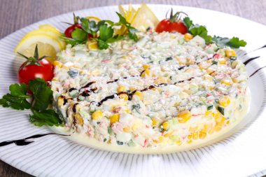 Limon ve kiraz domates surimi Yengeç Salatası hizmet