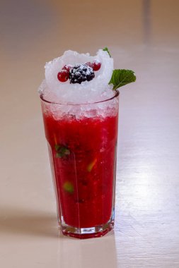 Nane yaprağı ile Berry güler yüzlü