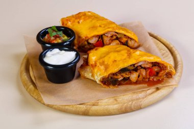 İki soslu tavuklu böreği