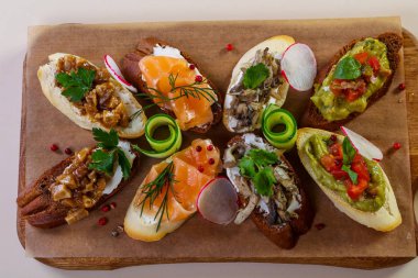 Balık ve sebze ile İspanyol bruschetta karıştırın