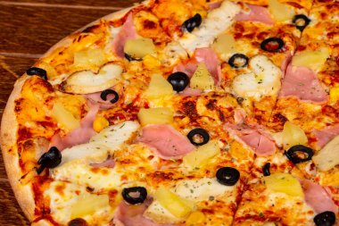 Jambon, ananas ve peynirli pizza