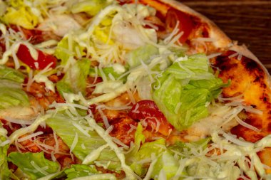 Pizza Sezar salata buzdağı ile