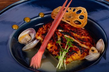 Kızarmış morina balığı tarak ve sos ile