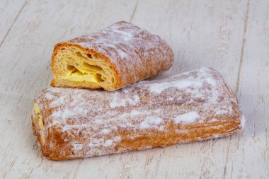 Reçel dolum ile lezzetli puf böreği strudel