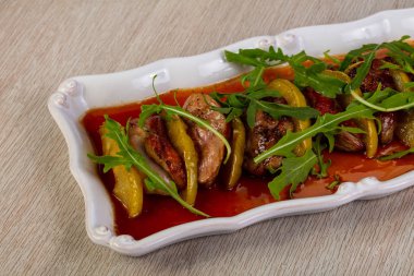 Ördek göğsü armut ve rucola ile