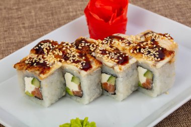 Yılan balığı ile rulo ve somon sos