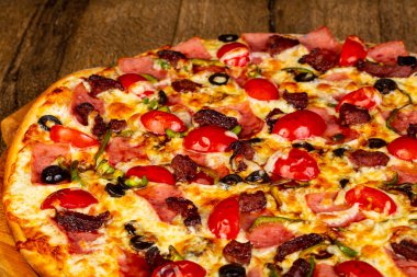 Sosis ve peynir pizza