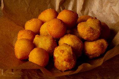 Sıcak lezzetli patates topları yığın