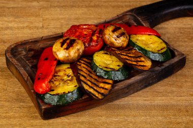 Izgara sebze plaka patlıcan, domates, biber, kabak, patates
