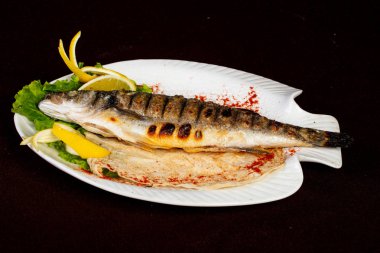 Limon servis kavrulmuş levrek balığı