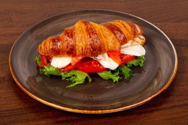 Kruvasan tavuk ve peynir ile