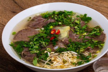 Sığır eti ile Vietnam Pho Bo çorbası