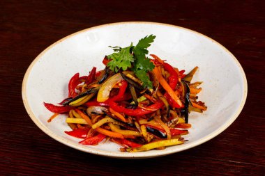 Ahşap üzerinde kişniş ile sebze sote