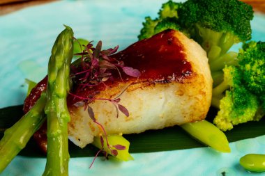 Pisi balığı balık brokoli ve fasulye ile