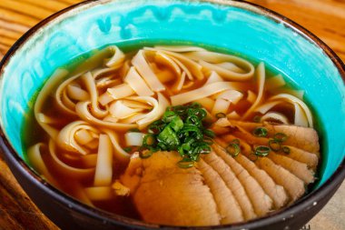 Sığır eti ile Vietnam Pho Bo çorbası