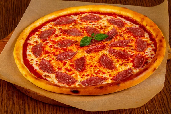 Pizza Pepperoni Com Salsichas Salame — Fotografia de Stock